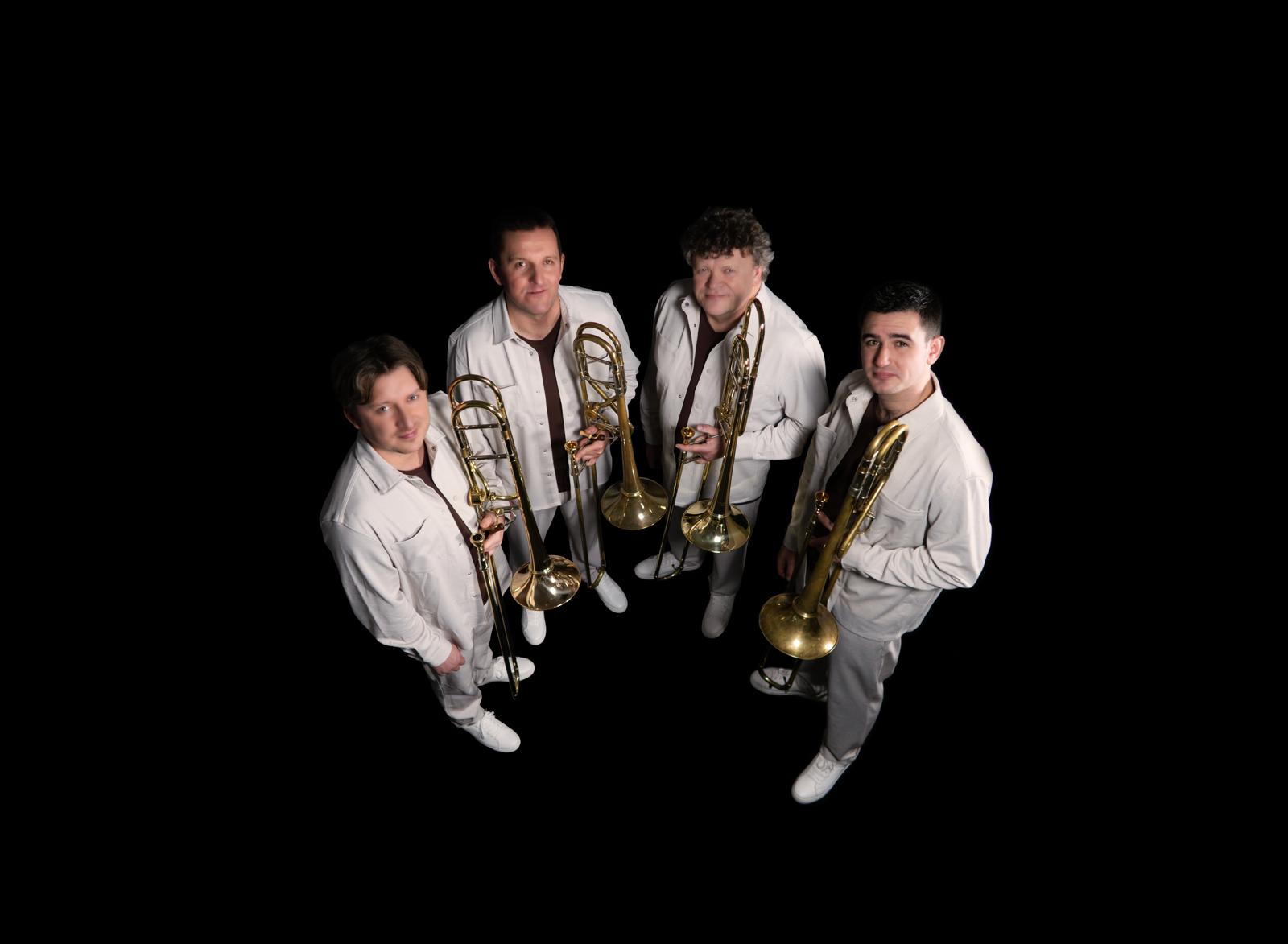 Les quatre musiciens de Qu4tre à 4 réunis avec leurs trombones